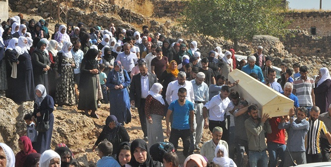 Teröristlerin havan toplu saldırısı sonucu şehit olan anne ve iki kızı yan yana toprağa verildi