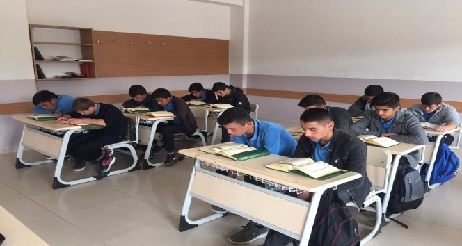Akdağmadeni Anadolu Erkek İmam Hatip Lisesinden Mehmetçiğe dualı destek