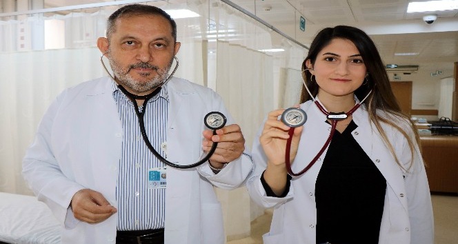 Baba-kız doktorlar aynı hastanede şifa dağıtıyor