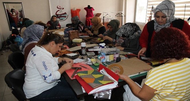 İzmit’ten gelerek Mardinli kadınlara el sanatı öğretiyor