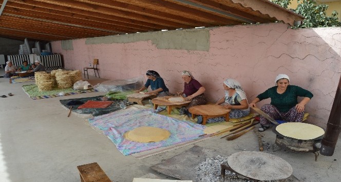 İmece usulü çalışarak aile bütçesine katkı sağlıyorlar
