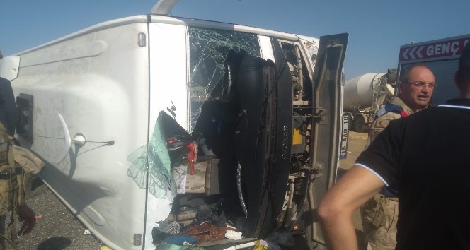 Bingöl’de yolcu taşıyan midibüs devrildi: 29 yaralı