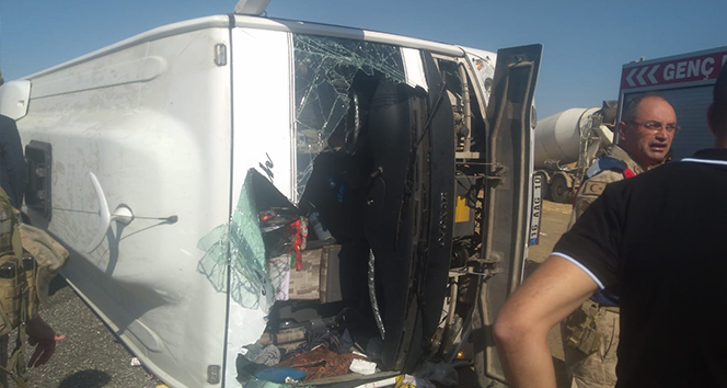 Bingöl&#039;de yolcu taşıyan midibüs devrildi: 29 yaralı