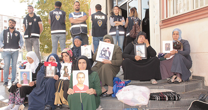 Çocuklarını bekleyen ailelerin HDP il binasındaki eylemi 40. gününde