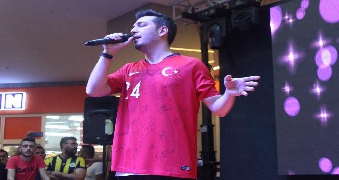 Oğuzhan Koç Mehmetçiği ve Milli Takımı unutmadı