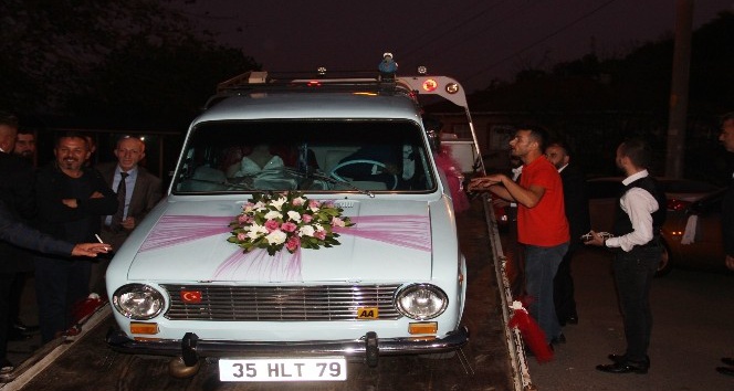 Aşkını duyurmak için gelin arabasını çekiciye yükledi