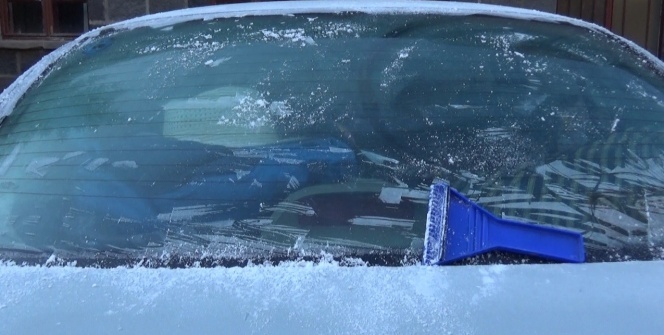 Hava sıcaklığının eksi 7 dereceye düştü! Araçların camları buz tuttu