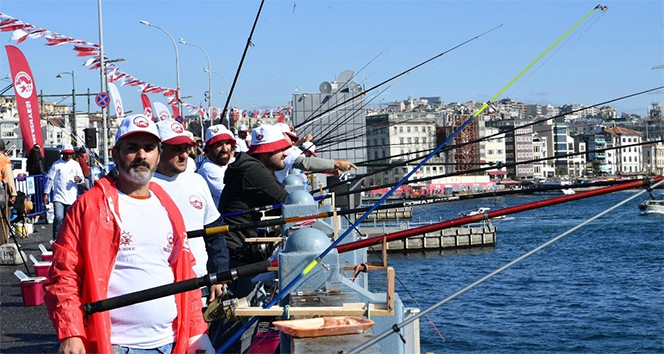 Galata Köprüsü&#039;nde balık tutma yarışması