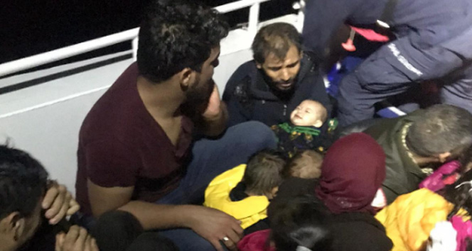 Ayvalık&#039;ta tekne battı, 2 çocuk öldü 33 göçmen kurtarıldı