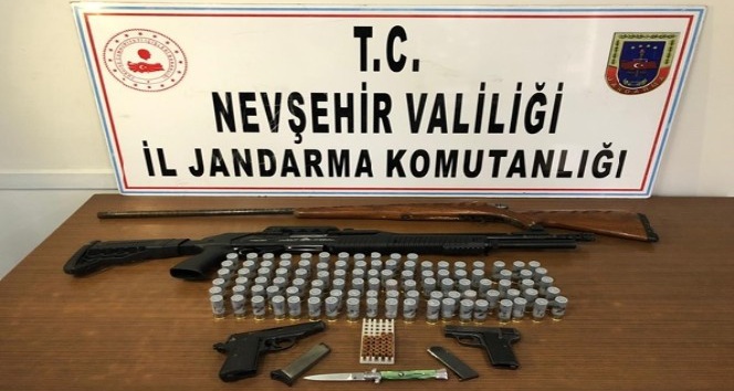 Gülşehir’de bir evde çok sayıda silah ve mermi ele geçirildi