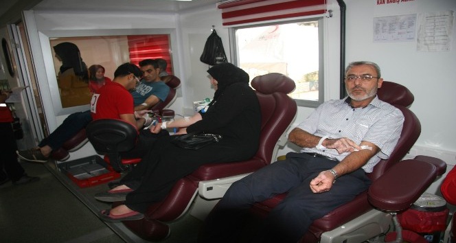 Türkler ve Suriyelilerden kan kardeşliği