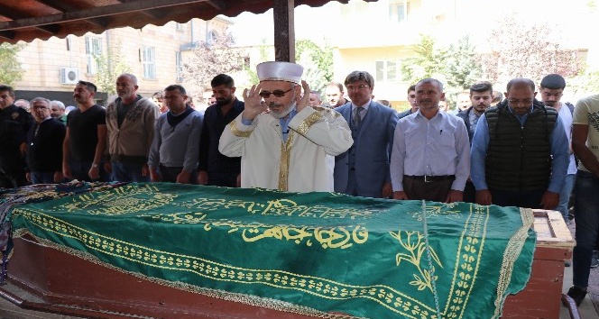 Otomobilin çarptığı genç kız son yolculuğuna uğurlandı