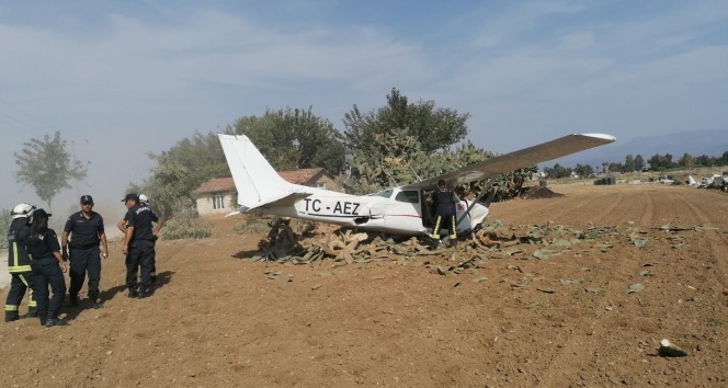 Yoldan çıkan uçağın pilotu: &#039;Hava akımıyla uçak yolun soluna savruldu ve ağaçlara çarparak durdu&#039;