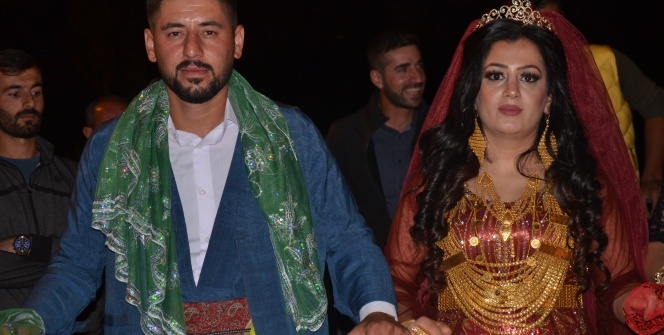 Aşiret düğününde geline 1 kilo altın, damada 150 bin lira para takıldı