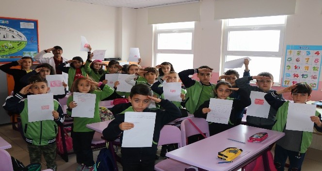 Öğrencilerden Mehmetçiklere duygu dolu mektup