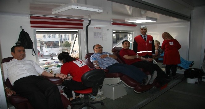 Mehmetçik için kan veren vatandaşlar ve Suriyeliler rekor kırdı