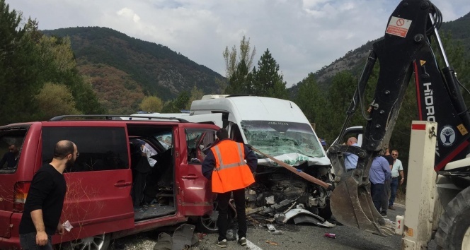 Kütahya Domaniç&#039;te 2 minibüs çarpıştı: 1 ölü, 15 yaralı