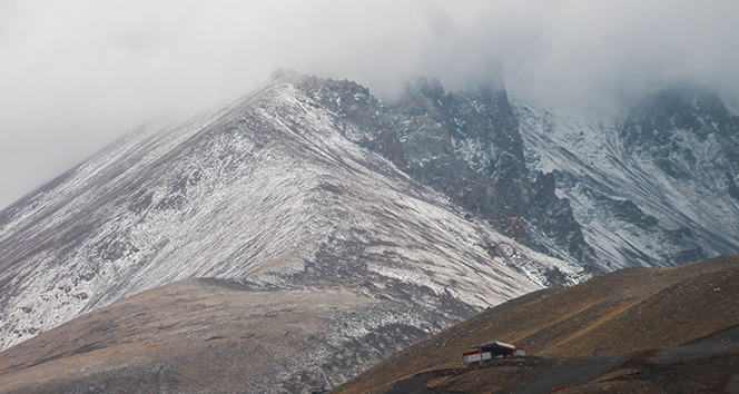Erciyes Dağı&#039;na kar yağdı