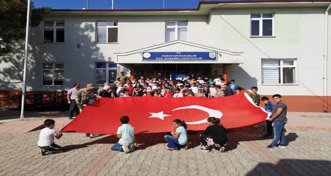 Öğrencilerden Mehmetçiğe destek
