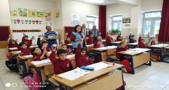 Öğrencilere süt ikramı