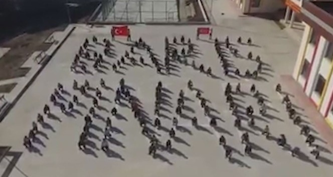 Okul bahçesine vücutlarıyla ’Barış Pınarı’ yazdılar