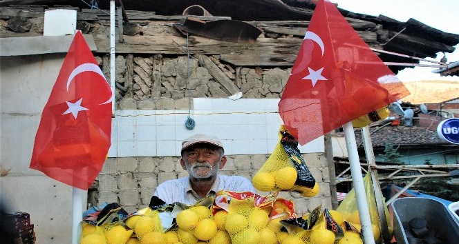 Tokatlı esnaf iş yerlerini bayraklarla donattı