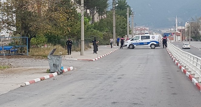 Çöp kutusunun yanına bırakılan bebek çantası polisi alarma geçirdi