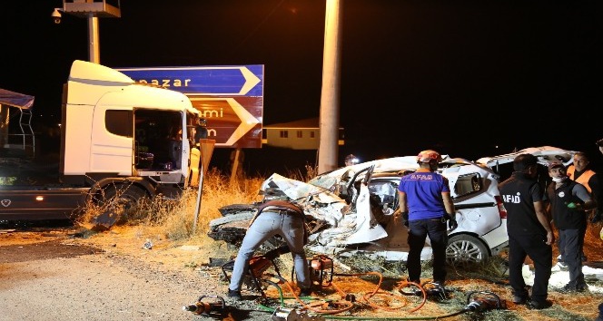 Tunceli’de tır ile hafif ticari araç çarpıştı: 4 ölü