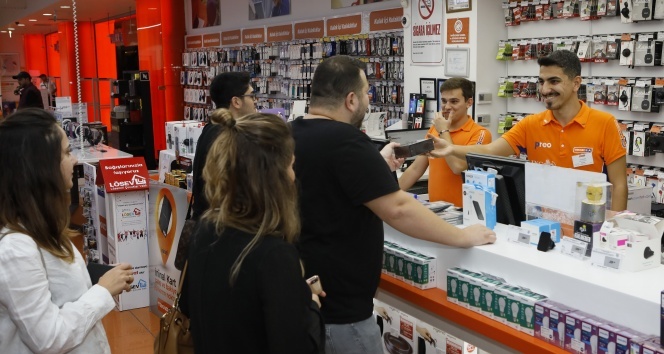 Yeni iPhone modellerinin ilk satışı gece başladı