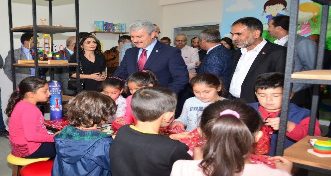 Hayırseverden okula kütüphane bağışı