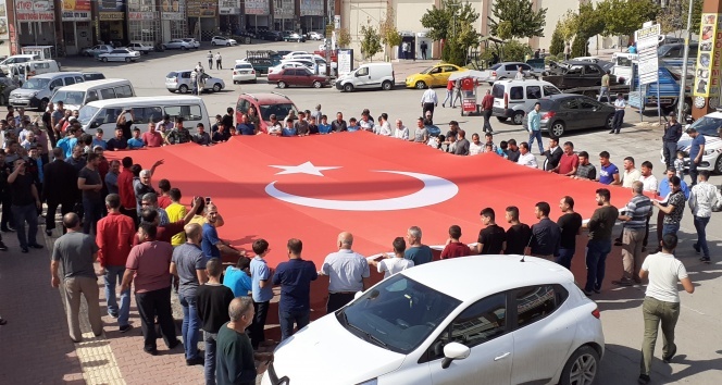 Mehmetçik için dev Türk bayrağı açıp Fransa&#039;ya tepki gösterdiler