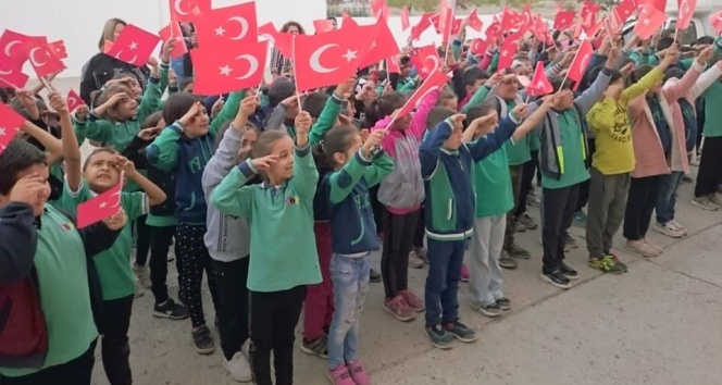 49 bin 77 öğrenci, 3 bin 436 öğretmenden &#039;Barış Pınarı Harekatı&#039; için asker selamı