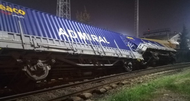 İzmir’de mermer taşıyan yük treni devrildi