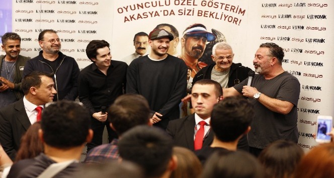 Cem Yılmaz, Akasya’da sevenleri ile buluştu