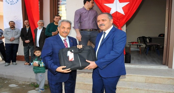 Akşehir’de muhtarlara dizüstü bilgisayar verildi