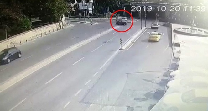 Üsküdar’da lüks aracın karıştığı kaza kamerada