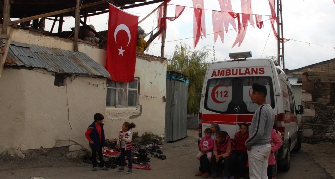 Erzurumlu şehidin baba evine Türk bayrağı asıldı