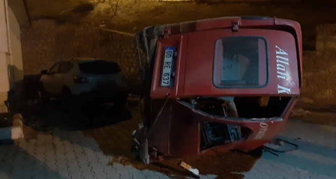 Tokat'ta minibüs şarampole devrildi: 2 yaralı