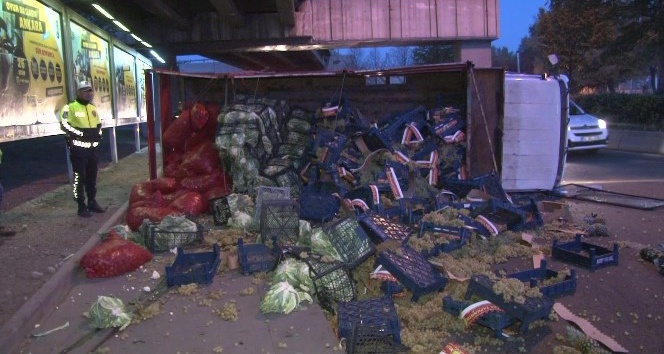 Ankara’da lastiği kopan kamyon devrildi: 1 yaralı