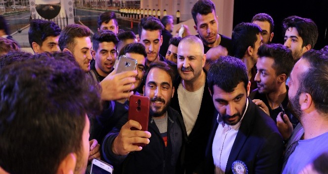 Erzincan’da Şafak Sezer’e öğrencilerden yoğun ilgi