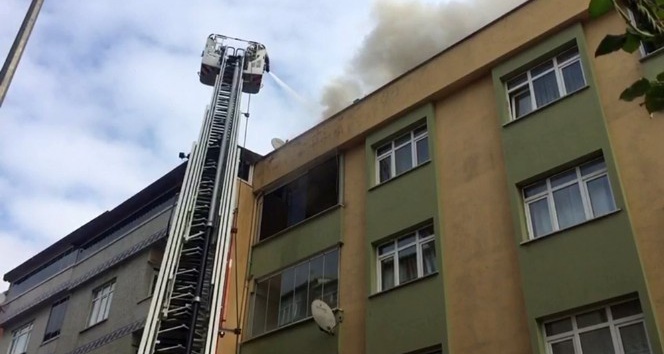 Sultangazi Cebeci Mahallesi’nde bulunan bir binanın çatı katında henüz bilinmeyen bir nedenle yangın çıktı. Olay yerine itfaiye ekipleri sevk edildi.