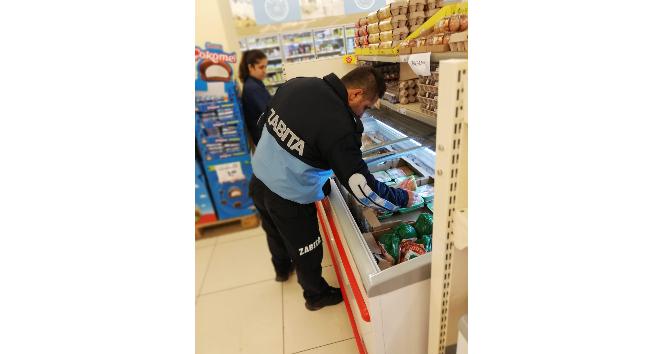 Çan Belediyesi zabıtalarından marketlere gıda kontrolü