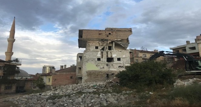 Nevşehir’de metruk binalar yıkılıyor