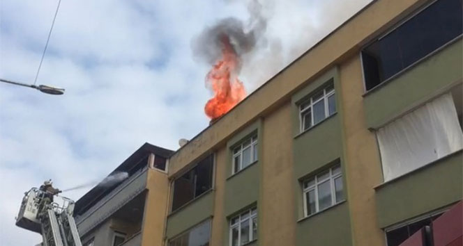 Dubleks dairenin çatısı alev alev yandı