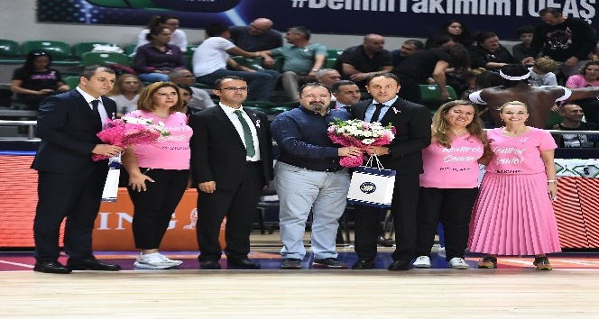 Meme kanserine basketle dikkat çektiler