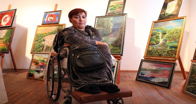 Ağzı ile yaptığı resimlerle sergi açtı