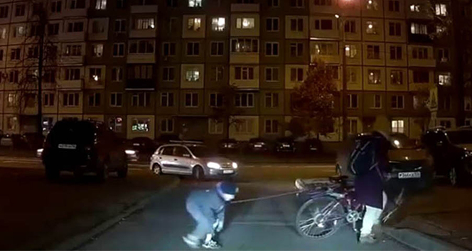 Rusya’da çocuğunu bisikletine bağlayan anne tepki çekti