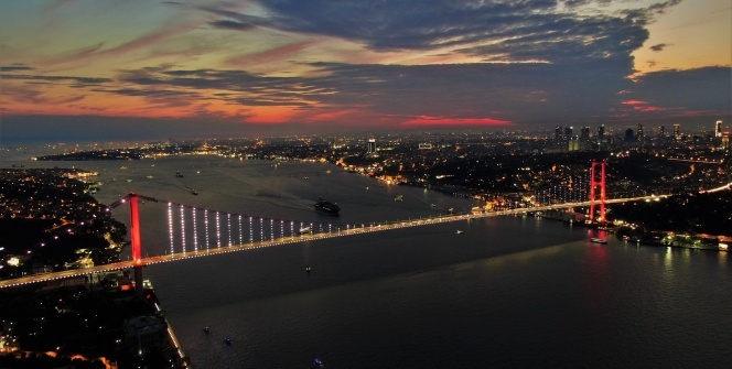 İstanbul semaları kızıla büründü