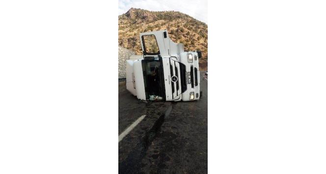 Siirt’te kamyon devrildi: 1 yaralı