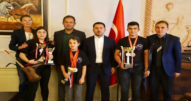 Başkan Arı, atlı okçuluk Türkiye şampiyonasında dereceye giren sporcular ile görüştü